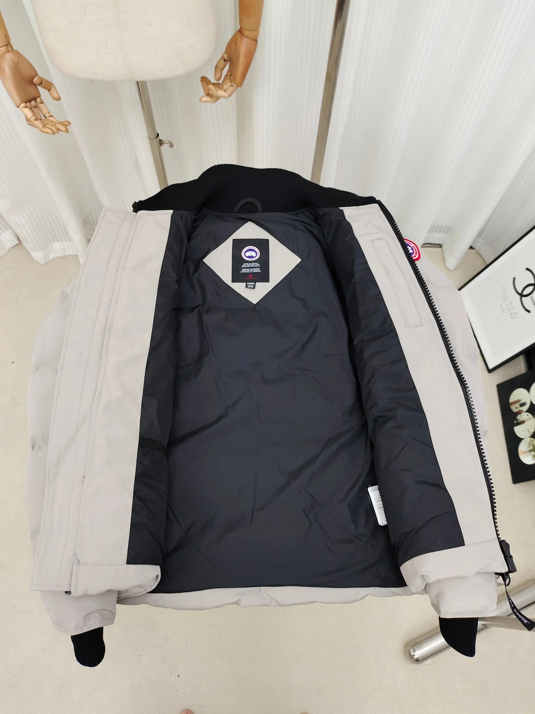 P820 ​​Ganand Goose Canada Goose 24 men's new short style. The most popular autumn and winter items on INS in recent years. More and more people are choosing goose down jackets. Fur collar: wolf hair! Canada Goose super 3D technology waterproof fabric treatment, perfect wind resistance, cold resistance, and high temperature resistance! Built-in plush heat storage to keep warm, heats up quickly and warms up quickly! Personalized design, exquisite workmanship, smooth to the touch and comfortable on the skin. Double-layer windproof cuffs, windproof and frostproof! The pocket design is beautiful and practical. The Canada Goose down jacket has been the most popular thermal suit in the world in the past two years. It has far surpassed the down jackets in the Mengkou Kingdom. At the same time, the style is classic and never goes out of style. Don’t be afraid of this cold winter, all you need is a Canada Goose down jacket. Item number: 42 styles Black: lime, black, graphite gray Size: S-3XL